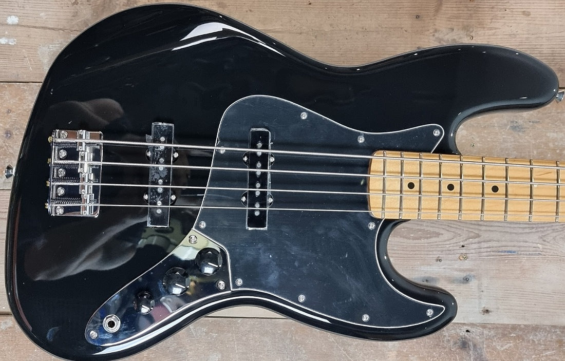 Fender Player Jazz Bass - Black With Maple Fingerboard Bundle